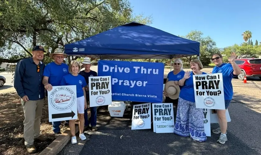 Uma igreja nos EUA tem usado uma estratégia evangelística criativa para alcançar pessoas com o Evangelho: um “drive-thru de oração”. Foto: Reprodução/Baptist Press