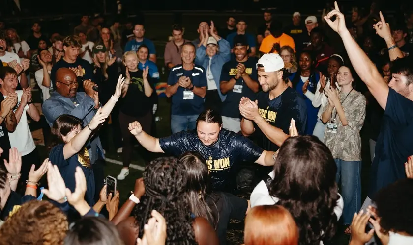 Cerca de 50 pessoas foram batizadas por atletas durante uma noite de evangelismo em universidade nos Estados Unidos. Foto: Reprodução/Sports Spectrum/Ben Sahakian