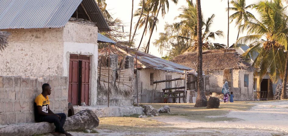 Jovem cristão enfrenta ataque na África, é expulso de casa por sua fé em Jesus e encontra apoio da igreja para permanecer firme. Foto: 2021