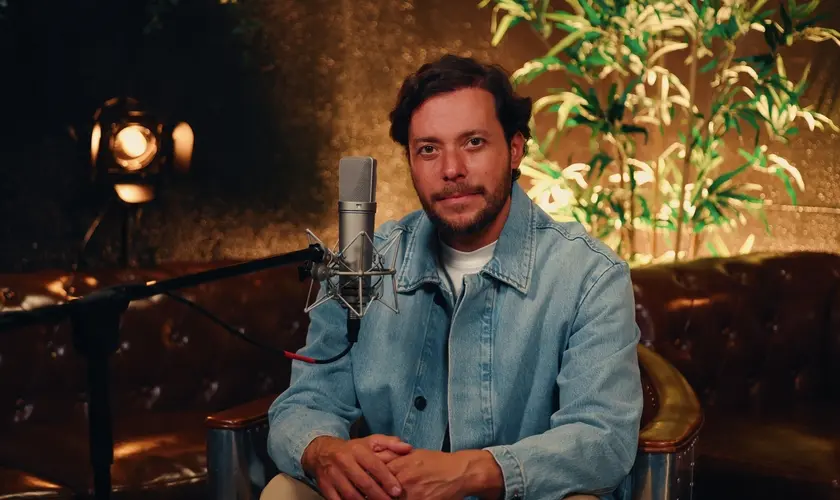 Após quatro anos sem lançar novas músicas, André Valadão está de volta ao mercado fonográfico com o álbum “Versões Acústicas, Volume 3”. Foto: Divulgação.