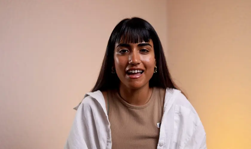 Ex-hare krishna abandona drogas e esoterismo, entrega a vida a Jesus e relata libertação das vozes que a atormentavam. Foto: Reprodução/YouTube/Redeemed Stories