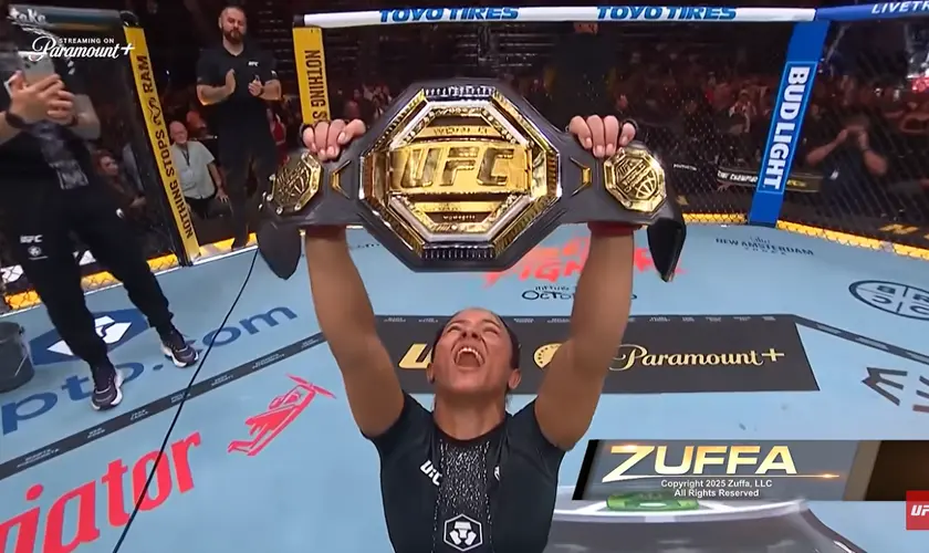 A brasileira Natália Silva conquistou o cinturão do UFC após derrotar a chinesa Wang Cong por decisão unânime nos EUA. Foto: Captura de tela/YouTube/UFC