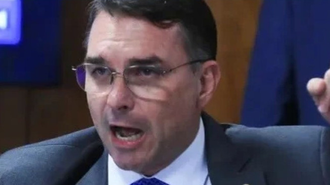 BREAKING NEWS: Flávio Bolsonaro entrega passaporte após ser intimado pela PF