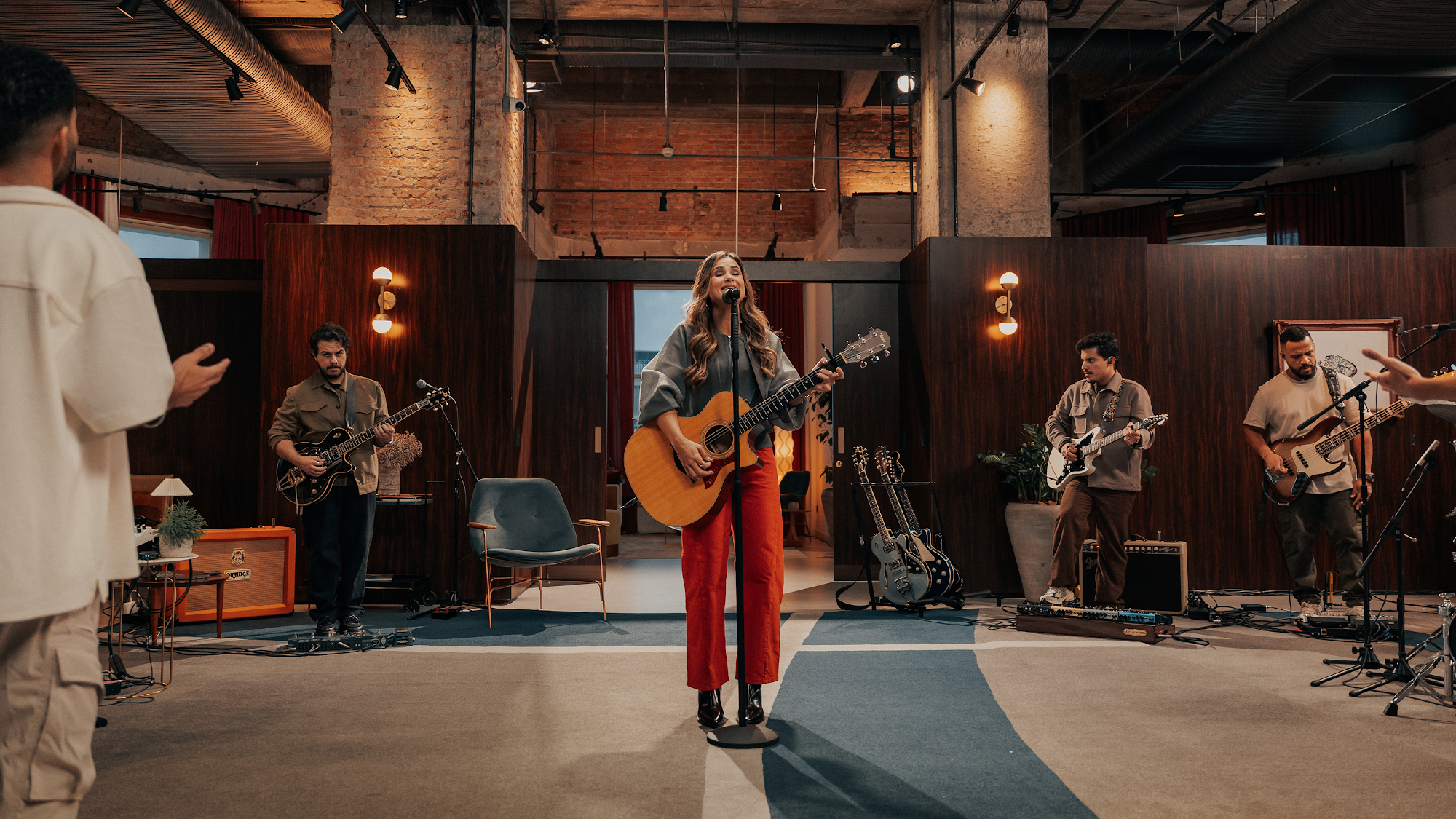 Bruna Olly grava “Live From The Loft” no Farol Santander