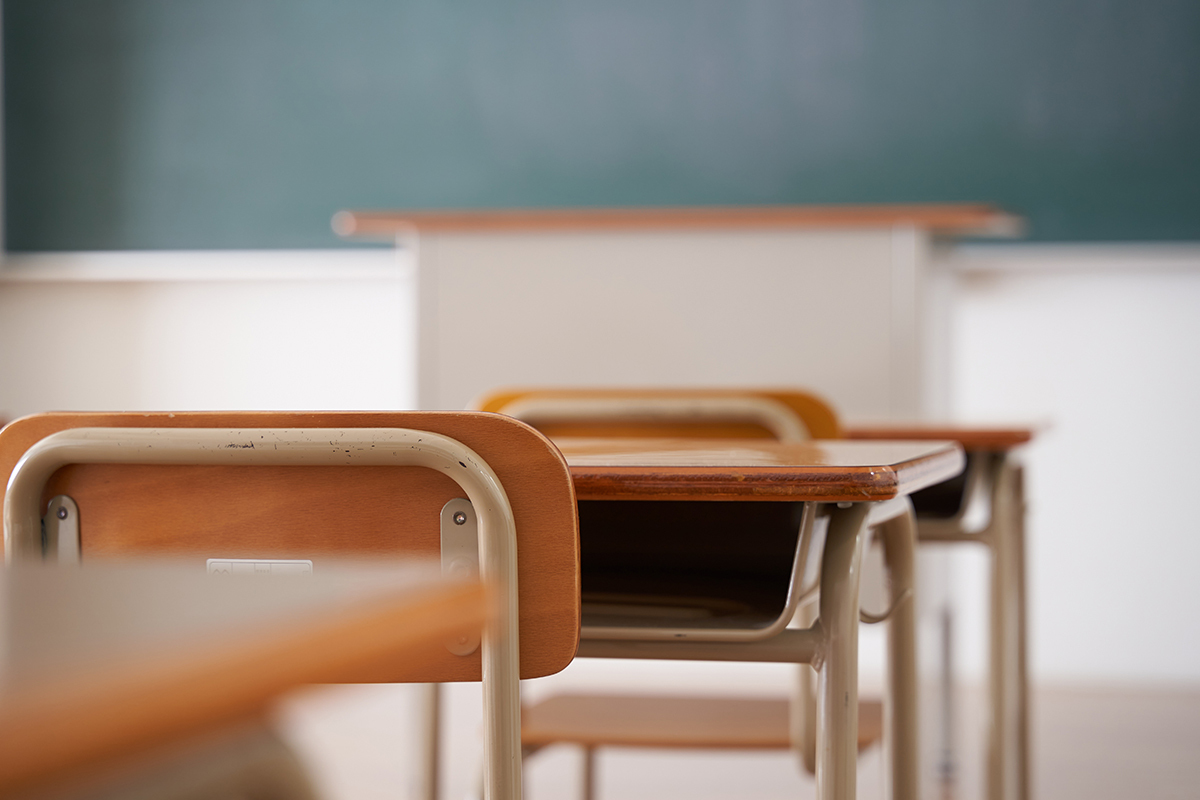 Escola revoga veto a mãe cristã após ação sobre aulas LGBT
