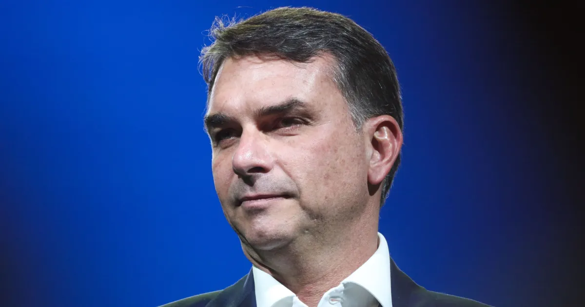 Flávio Bolsonaro foi com a família para o Estados Unidos. Entenda como foi a fuga