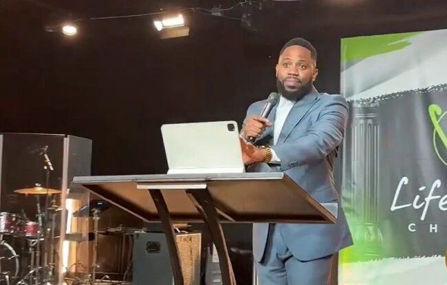 Pastor apresenta segunda esposa em culto nos EUA e abre debate entre evangélicos