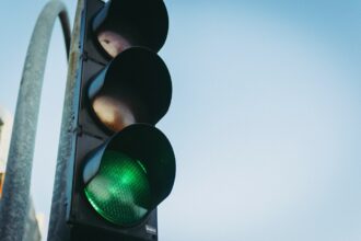 Como esperar pela luz verde de Deus para tomar decisões sábias