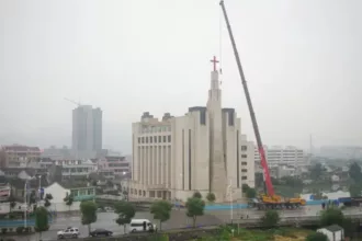 Foto: Empreiteiros do Partido Comunista removem uma cruz de uma igreja de Wenzhou em 2014 (ChinaAid)