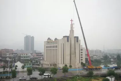 Foto: Empreiteiros do Partido Comunista removem uma cruz de uma igreja de Wenzhou em 2014 (ChinaAid)