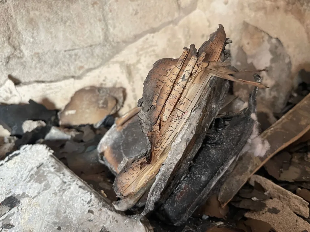 Bíblias foram empilhadas e incendiadas. Eram tantas camadas que mesmo após 30 horas, algumas continuavam em chamas