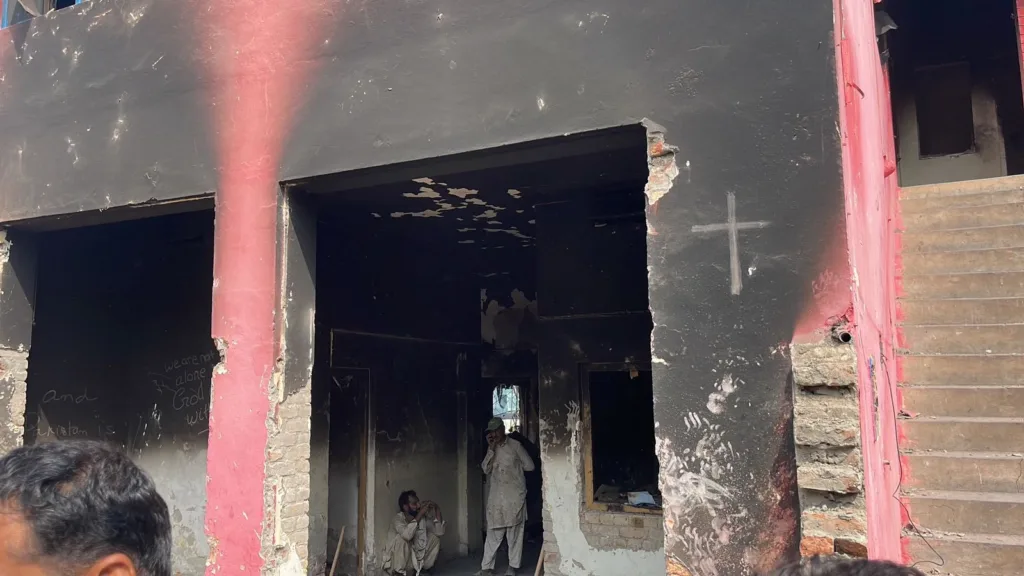 A estimativa é que mais de 20 igrejas tenham sido atacadas em Jaranwala, no Paquistão