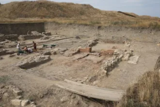 O sítio arqueológico da sinagoga em Phanagoria. (crédito da foto: Fundação Volnodlo Pangoria)