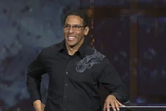 PASTOR PEDE QUE SOLTEIROS NÃO ENTREM NO CASAMENTO SÓ PORQUE QUEREM SER FELIZES / Foto: Reprodução - YouTube