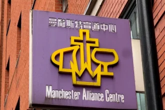 Placa na entrada da Manchester Alliance Church. (Captura de tela/Bible Society)