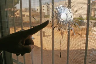 Famílias cristãs não dormem há dois dias por causa dos bombardeios. Na foto, de 2006, uma igreja Batista em Gaza foi atacada durante tiroteio do Hamas