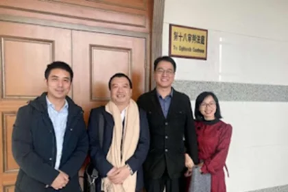 Pastor Yang Xibo, sua esposa e seus advogados em frente ao tribunal (Fonte: ChinaAid)