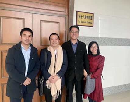 Pastor Yang Xibo, sua esposa e seus advogados em frente ao tribunal (Fonte: ChinaAid)