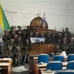 Soldados das Forças de Israel fotografados no prédio do parlamento do Hamas: (Foto: Instagram/Jewish Breaking News)