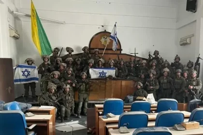 Soldados das Forças de Israel fotografados no prédio do parlamento do Hamas: (Foto: Instagram/Jewish Breaking News)