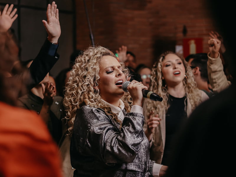 Gabi Sampaio lança o projeto Som do Céu, com sete canções de adoração