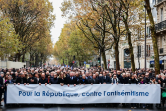 Marcha em Paris contra o antissemitismo na França (Foto: Élisabeth Borne/X)