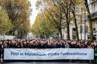 Marcha em Paris contra o antissemitismo na França (Foto: Élisabeth Borne/X)