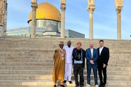 Líder evangélico do Quênia expressa apoio a Israel e busca unir nações africanas durante visita ao Monte do Templo em Jerusalém. Foto: Facebook/Shalom Jerusalem Foundation.