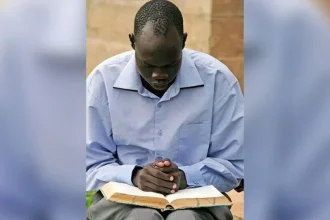 Evangelistas detidos injustamente enfrentam acusações de blasfêmia em Uganda, provocando preocupações e mobilização da igreja local. Foto: Ilustração/Facebook/Portas Abertas