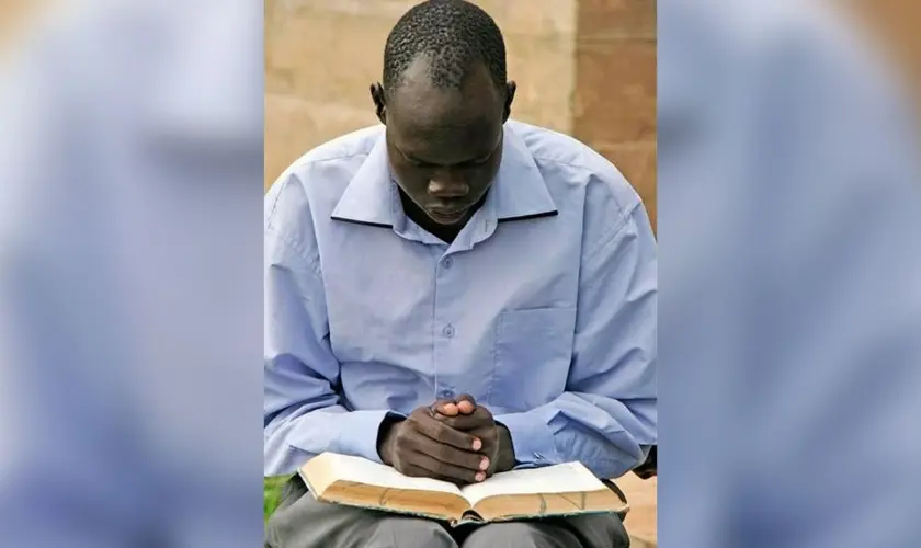 Evangelistas detidos injustamente enfrentam acusações de blasfêmia em Uganda, provocando preocupações e mobilização da igreja local. Foto: Ilustração/Facebook/Portas Abertas