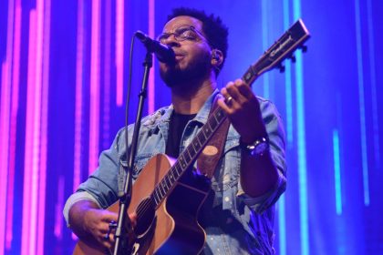 O cantor e pastor Jordan Teixeira celebra um novo momento em sua carreira com o fechamento de seu álbum "Inefável". Foto: Divulgação.