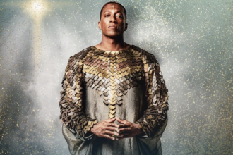 O renomado rapper Lecrae assume o papel do anjo Gabriel em "Jornada a Belém", explorando novos horizontes. Foto: baptistnews.com