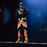 Daddy Yankee, astro do reggaeton, revela sua conversão ao Evangelho durante show, impactando fãs com seu testemunho e compromisso com Cristo. Foto: Captura de tela de seu testemunho ao vivo.