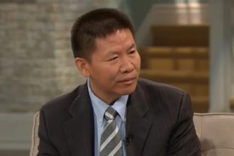 Pastor Bob Fu alerta sobre aumento alarmante da perseguição aos cristãos na China, com coações às crianças e repressão à igreja. Foto: Captura de tela/YouTube 100 Huntley.