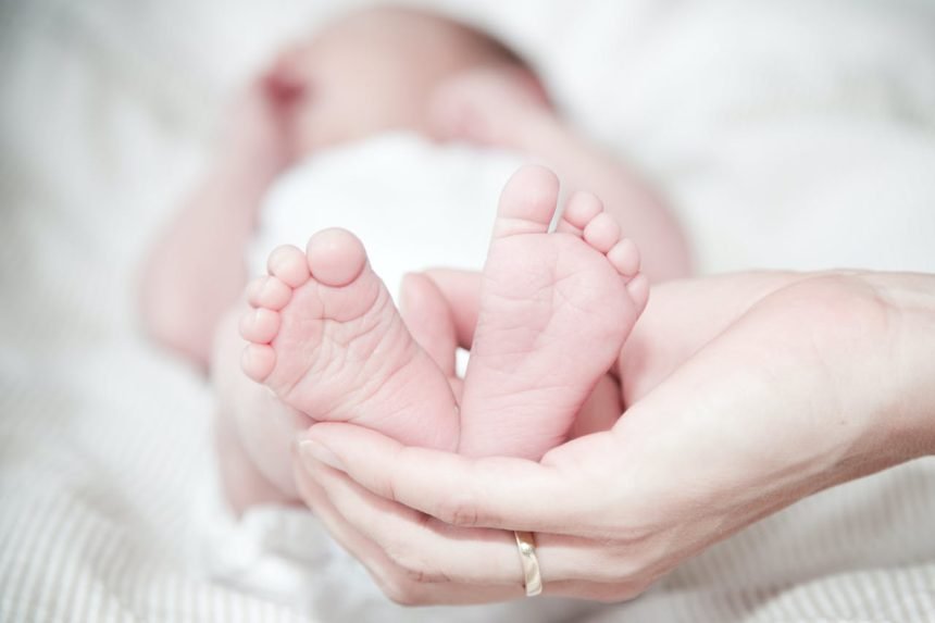 Um grupo cristão contesta a Anistia Internacional, rejeitando a ideia de que o aborto seja um direito humano na Irlanda do Norte. Foto: Representativa.