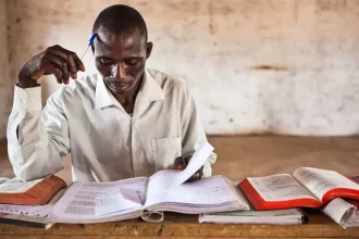 Mesmo diante de uma guerra entre paramilitares e as forças governamentais, a Igreja intensifica o trabalho de traduções de bíblias no Sudão. Foto: Wycliffe Bible Translators USA