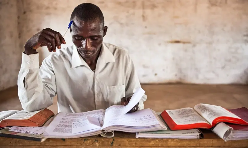 Mesmo diante de uma guerra entre paramilitares e as forças governamentais, a Igreja intensifica o trabalho de traduções de bíblias no Sudão. Foto: Wycliffe Bible Translators USA