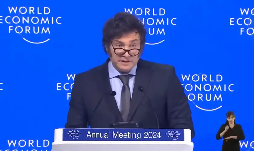 Milei criticou severamente o aborto, o socialismo e o feminismo radical durante seu discurso no Fórum Econômico Mundial em Davos, na Suíça. Foto: Captura de tela/YouTube/La Nacion