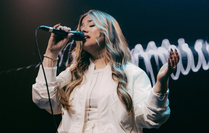 A cantora e compositora Danny Ryos expõe o amor-perfeito ao interpretar a canção autoral “Perfeito Amor”, composta em 2022. Foto: Divulgação.