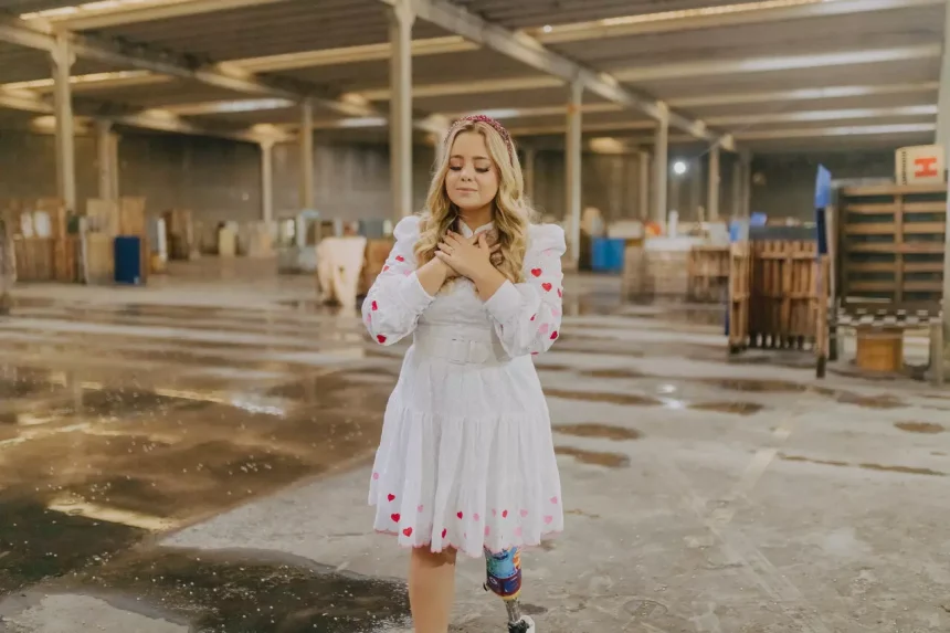 A talentosa cantora cristã Bekah Costa lançou seu mais recente single, "Incomparável", transmitindo uma mensagem poderosa de adoração e louvor. Foto: Divulgação.