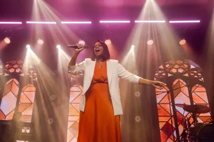 A cantora Elaine Martins emociona seus fãs ao lançar mais uma música de seu projeto gravado ao vivo, intitulada "O Projeto é Grande". Foto: Divulgação.