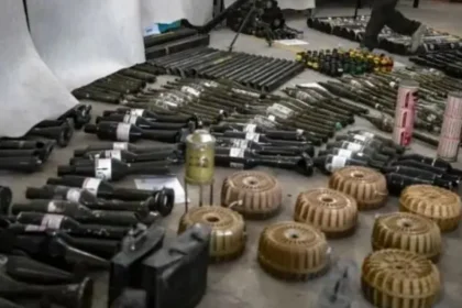 As Forças de Defesa de Israel (FDI) exibem vídeo de equipamentos do Hamas, apontando para uso de foguetes da Coreia do Norte. Foto: Reprodução/X