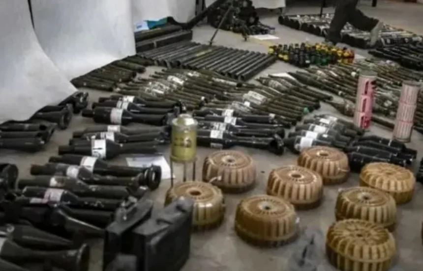 As Forças de Defesa de Israel (FDI) exibem vídeo de equipamentos do Hamas, apontando para uso de foguetes da Coreia do Norte. Foto: Reprodução/X
