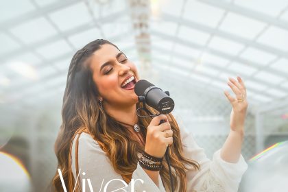 Kelly Benigno lança um single intitulado “Viver com Jesus”, conhecida pela sua diversidade em seu estilo musical, do pop ao country. Foto: Divulgação.