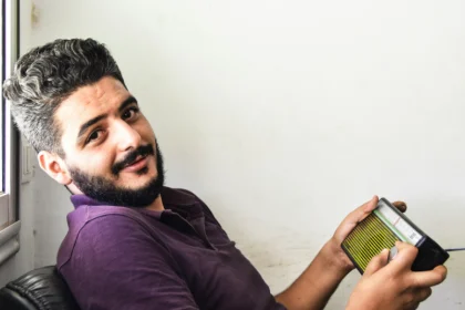 Descubra como a rádio cristã no Iraque está iluminando vidas e trazendo esperança em meio às adversidades. Foto: Reprodução/Unsplash