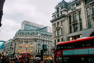 Policial informa erroneamente a uma cantora cristã que ela não tem permissão para se apresentar na Oxford Street, em Londres. Foto: Jay Wennington/Unsplash