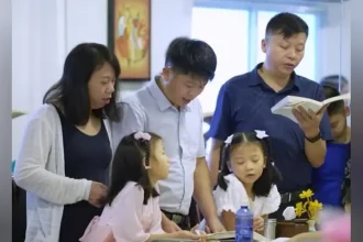 Essa igreja perseguida fugiu do comunismo chinês, passando pela Coreia e Tailândia antes de finalmente alcançar solo americano. Foto: Reprodução/YouTube/CBN News