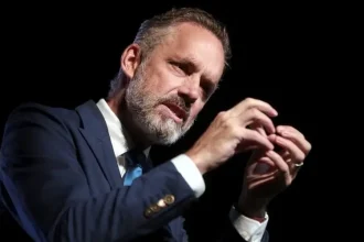 A influência de Jordan Peterson: renomado psicólogo canadense impacta ateus, resultando em conversões e busca por comunidade cristã. Foto: Gage Skidmore/Creative Commons