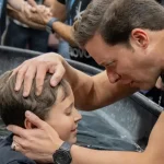 André Valadão celebrou um momento especial em sua vida familiar e espiritual ao batizar o filho Vitório Valadão, de 9 anos. Foto: Reprodução/Web