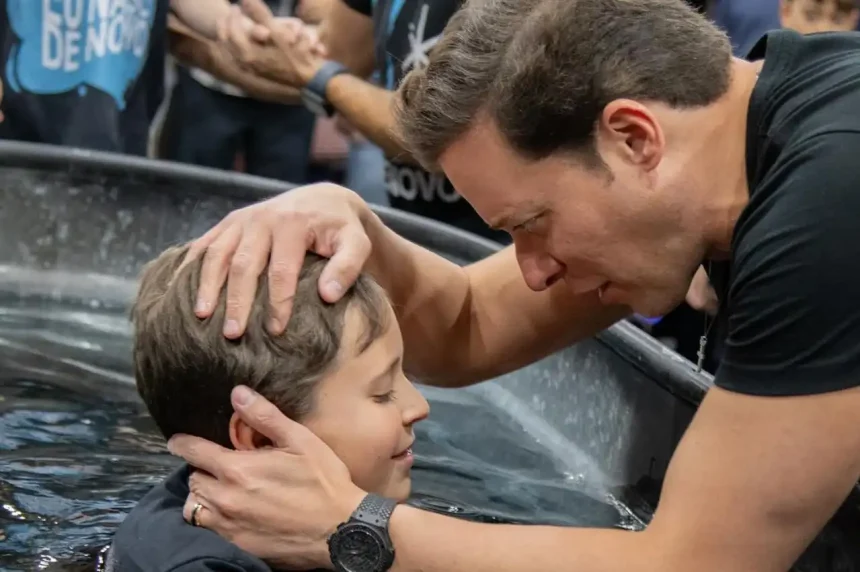André Valadão celebrou um momento especial em sua vida familiar e espiritual ao batizar o filho Vitório Valadão, de 9 anos. Foto: Reprodução/Web